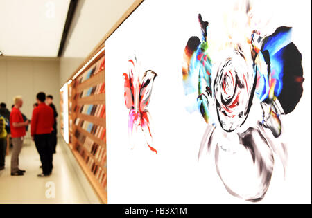 Shenyang, province de Liaoning en Chine. Jan 9, 2016. Les clients à faire leurs achats dans un nouvel Apple Store à Shenyang, capitale de la province du Liaoning en Chine du nord-est, le 9 janvier 2016. © Li Gang/Xinhua/Alamy Live News Banque D'Images