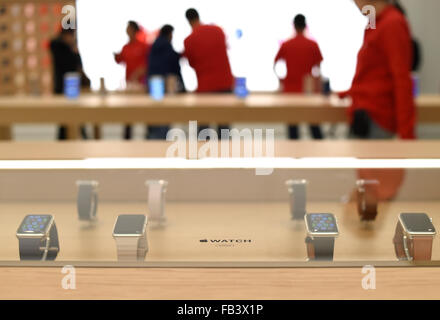 Shenyang, province de Liaoning en Chine. Jan 9, 2016. Les clients à faire leurs achats dans un nouvel Apple Store à Shenyang, capitale de la province du Liaoning en Chine du nord-est, le 9 janvier 2016. © Li Gang/Xinhua/Alamy Live News Banque D'Images