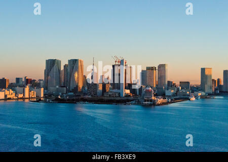 Immeubles en hauteur le long du front de mer dans le port de Tokyo à l'aube, Tokyo, Japon Banque D'Images