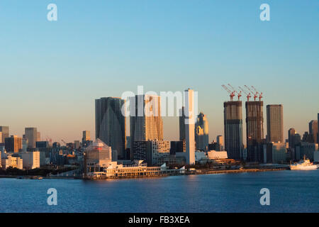 Immeubles en hauteur le long du front de mer dans le port de Tokyo à l'aube, Tokyo, Japon Banque D'Images