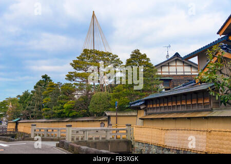 Dans résidence samouraï Nagamachi Samurai District, mur protégé avec matelas de paille pendant l'hiver, Kanazawa, Ishikawa, Japon Banque D'Images