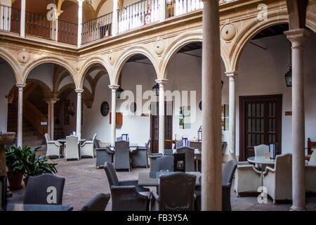 Cour intérieure de l'hôtel Palacio del Doyen Ortega.Parador Nacional. Úbeda. Province de Jaén. Espagne Banque D'Images