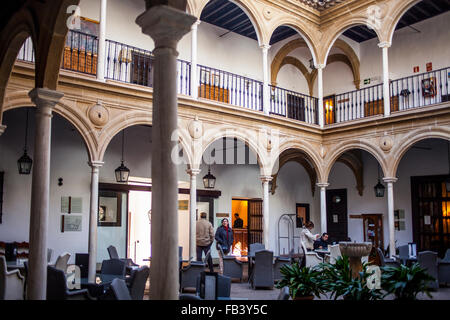 Cour intérieure de l'hôtel Palacio del Doyen Ortega.Parador Nacional. Úbeda. Province de Jaén. Espagne Banque D'Images