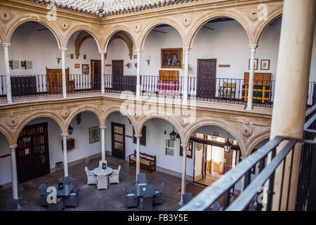 Cour intérieure de l'hôtel Palacio del Doyen Ortega.Parador Nacional. Úbeda. Province de Jaén. Espagne Banque D'Images