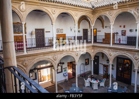 Cour intérieure de l'hôtel Palacio del Doyen Ortega.Parador Nacional. Úbeda. Province de Jaén. Espagne Banque D'Images