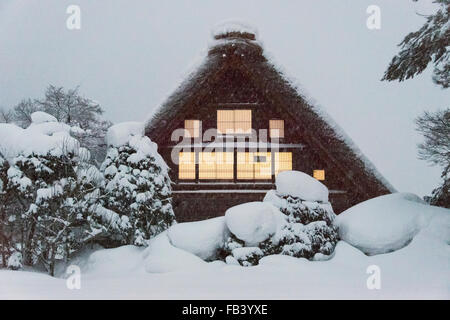 Gassho-zukuri maisons couvertes de neige, Shirakawa-go, préfecture de Gifu, Japon Banque D'Images