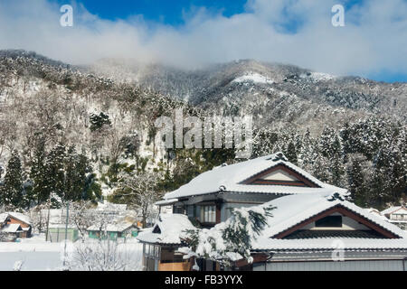 Maisons de la montagne couverte de neige, préfecture de Gifu, Japon Banque D'Images