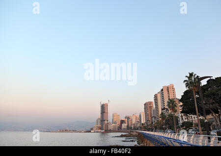 Corniche Beyrouth avec Skyline Banque D'Images