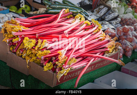 Sur la rhubarbe a market stall Banque D'Images