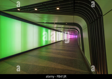 Un tunnel pour piétons dispose d'une LED et les tubes pour arrosage à paroi mince intégré liens St Pancras International et King's Cross St Pancras d'affectation Banque D'Images