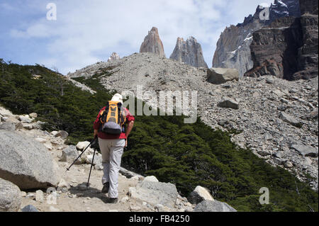 Randonneur sur sentier à Mirador Torres del Paine, Patagonie, Chili Banque D'Images