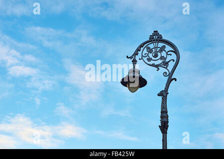 DUBLIN, IRLANDE - 05 janvier : lampadaire décoré de forme shamrock contre le ciel bleu. 05 janvier 2016 à Dublin Banque D'Images