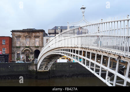 DUBLIN, IRLANDE - 05 janvier : la vue Perspective de Ha'penny Bridge sur la rivière Liffey. Le pont est le principal point d'accès à la Banque D'Images