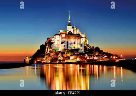 France, Normandie pittoresque vue nocturne de : Le Mont Saint Michel