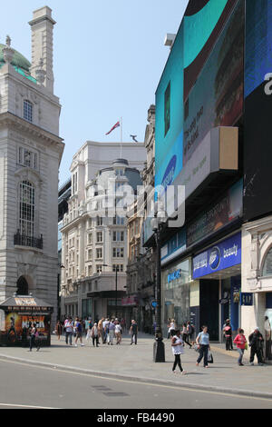 Photo de jour de Piccadilly Circus à Londres, montrant l'entrée piétonne de la rue de la serre. Banque D'Images