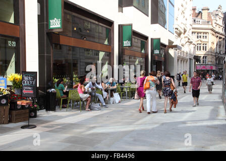 Glasshouse Street, Londres, regard vers Piccadilly Circus. Une nouvelle rue piétonne, montrant des restaurants et les touristes Banque D'Images