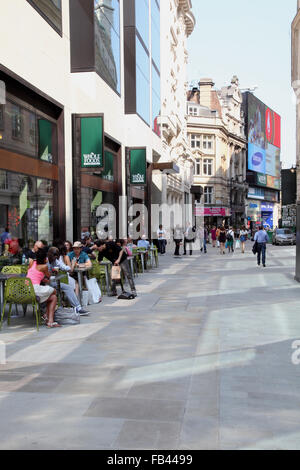 Glasshouse Street, Londres, regard vers Piccadilly Circus. Une nouvelle rue piétonne, montrant des restaurants et les touristes Banque D'Images
