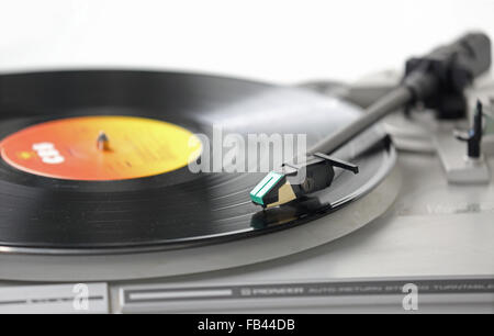 Un disque vinyle jouant sur une platine Pioneer 1980s style Banque D'Images