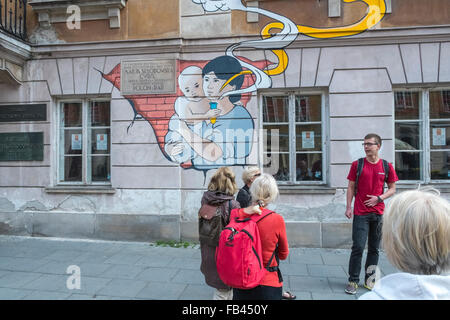 Petit groupe de touristes avec le guide à l'extérieur de Maria Skłodowska-Curie Musée, la vieille ville de Varsovie, Pologne Banque D'Images