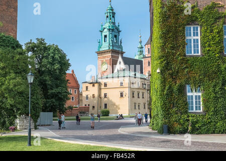 Les touristes qui entrent et qui sortent les motifs de Wawel sur une journée ensoleillée, vieille ville, Cracovie, Pologne Banque D'Images