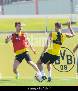 Dubaï, Émirats arabes unis. 09Th Jan, 2016. Le Dortmund Marco Reus (l) et Moritz Leitner (r) en compétition pour le ballon pendant une session de formation au camp d'entraînement à DUBAÏ, ÉMIRATS ARABES UNIS, 09 janvier 2016. Borussia Dortmund sont à Dubaï jusqu'au 16 janvier pour préparer la deuxième moitié de la saison en Bundesliga. PHOTO : GUIDO KIRCHNER/DPA/Alamy Live News Banque D'Images