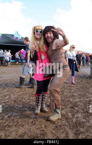 Style rétro festivaliers posent pour une photo en s'amusant dans la boue à l'Y PAS music festival, Peak District England UK Banque D'Images