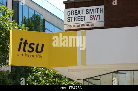 Panneau de signalisation du restaurant ITSU à l'extérieur de son restaurant sur Great Smith Street et Great Peter Street, au Royaume-Uni de Londres, Angleterre, 2015 Banque D'Images