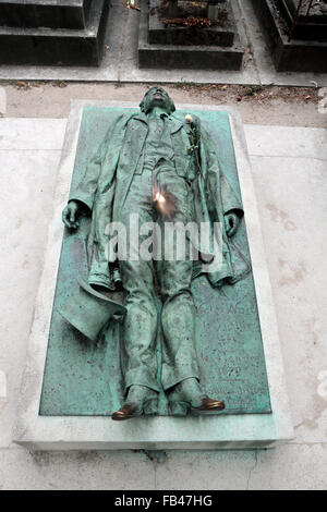 La tombe de Victor Noir, avec le brillant sensiblement entrejambe, dans le cimetière du Père Lachaise, Paris, France. Banque D'Images