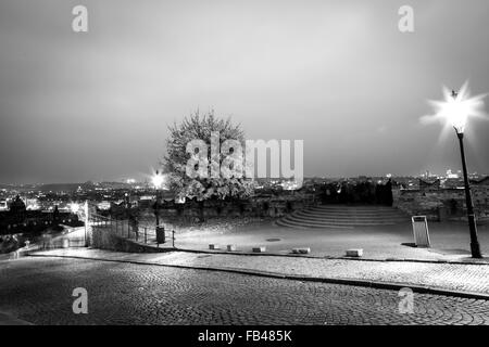 Soleil se couche et la nuit commence à Prague en une journée d'automne Banque D'Images