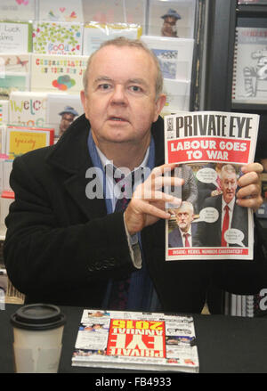 Le journaliste Ian Hislop, un capitaine d'équipe sur l'émission de télévision 'Ai j'ai eu des nouvelles pour vous', assiste à une séance de signature de 'l'Œil'' 2015 Annuel à Waterstones Leadenhall Market. Avec : Ian Hislop Où : London, Royaume-Uni Quand : 09 déc 2015 Banque D'Images