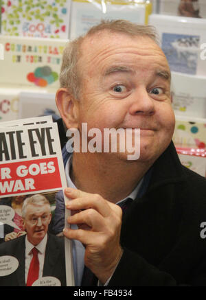 Le journaliste Ian Hislop, un capitaine d'équipe sur l'émission de télévision 'Ai j'ai eu des nouvelles pour vous', assiste à une séance de signature de 'l'Œil'' 2015 Annuel à Waterstones Leadenhall Market. Avec : Ian Hislop Où : London, Royaume-Uni Quand : 09 déc 2015 Banque D'Images