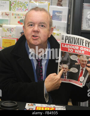 Le journaliste Ian Hislop, un capitaine d'équipe sur l'émission de télévision 'Ai j'ai eu des nouvelles pour vous', assiste à une séance de signature de 'l'Œil'' 2015 Annuel à Waterstones Leadenhall Market. Avec : Ian Hislop Où : London, Royaume-Uni Quand : 09 déc 2015 Banque D'Images