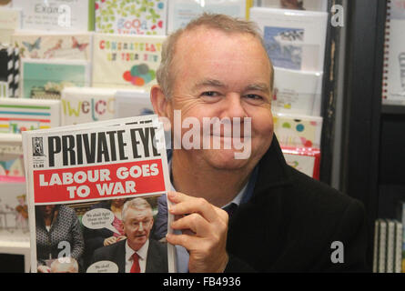 Le journaliste Ian Hislop, un capitaine d'équipe sur l'émission de télévision 'Ai j'ai eu des nouvelles pour vous', assiste à une séance de signature de 'l'Œil'' 2015 Annuel à Waterstones Leadenhall Market. Avec : Ian Hislop Où : London, Royaume-Uni Quand : 09 déc 2015 Banque D'Images