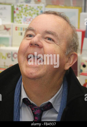 Le journaliste Ian Hislop, un capitaine d'équipe sur l'émission de télévision 'Ai j'ai eu des nouvelles pour vous', assiste à une séance de signature de 'l'Œil'' 2015 Annuel à Waterstones Leadenhall Market. Avec : Ian Hislop Où : London, Royaume-Uni Quand : 09 déc 2015 Banque D'Images