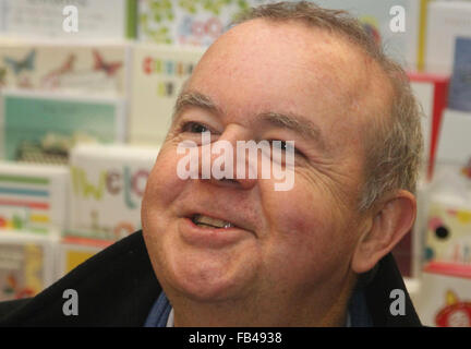 Le journaliste Ian Hislop, un capitaine d'équipe sur l'émission de télévision 'Ai j'ai eu des nouvelles pour vous', assiste à une séance de signature de 'l'Œil'' 2015 Annuel à Waterstones Leadenhall Market. Avec : Ian Hislop Où : London, Royaume-Uni Quand : 09 déc 2015 Banque D'Images