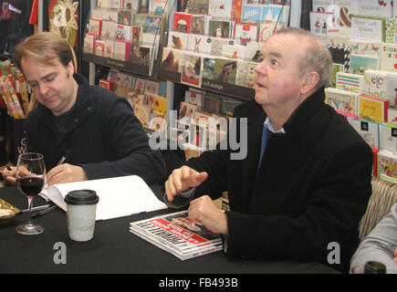 Le journaliste Ian Hislop, un capitaine d'équipe sur l'émission de télévision 'Ai j'ai eu des nouvelles pour vous', assiste à une séance de signature de 'l'Œil'' 2015 Annuel à Waterstones Leadenhall Market. Avec : Ian Hislop Où : London, Royaume-Uni Quand : 09 déc 2015 Banque D'Images