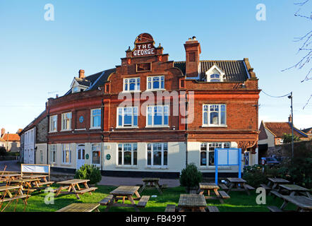 Une vue de l'hôtel George par la route côtière A149 à Claj suivant la mer, Norfolk, Angleterre, Royaume-Uni. Banque D'Images