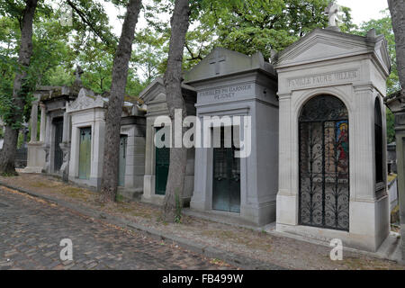 Une ligne de tombeaux ornés dans le cimetière du Père Lachaise, Paris, France. Banque D'Images