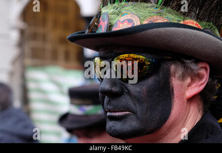 Stroud, Gloucestershire, Royaume-Uni. 09 janvier 2016. Stroud Wassail et International Festival mimée. En photo, une danseuse morris portant des lunettes noires, attend son tour pour danser. Credit : Gavin Crilly/Alamy Live News Banque D'Images