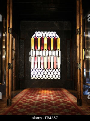 Fenêtre de couleur en haut de l'escalier d'entrée à Palau Guell de Gaudi conçu, Barcelone. Banque D'Images