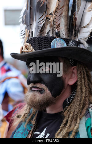 Stroud, Gloucestershire, Royaume-Uni. 09 janvier 2016. Stroud Wassail et International Festival mimée. En photo, un morris dancer attendant leur tour de danse. Credit : Gavin Crilly/Alamy Live News Banque D'Images