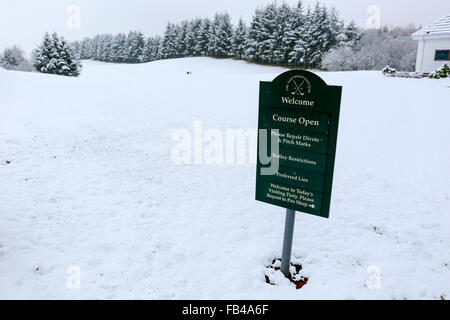 L'Écosse, au Royaume-Uni. 9 janvier, 2016. Au Royaume-Uni, le golf est considéré comme un sport d'été mais à Eastwood Golf Club près de Glasgow, en Écosse, les membres sont évidemment un tas de hardy et même les récentes fortes chutes de neige et de faibles températures de gel ne sont pas assez pour arrêter le jeu. Cependant, ils devront porter leurs clubs parce qu'il y a des restrictions de chariot ! Credit : Findlay/Alamy Live News Banque D'Images