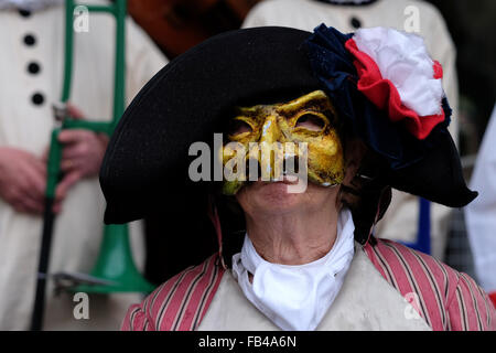 Stroud, Gloucestershire, Royaume-Uni. 09 janvier 2016. Stroud Wassail et International Festival mimée. Sur la photo, les danseurs Morris masqués et les mimes brave la pluie que le spectacle doit continuer. Credit : Gavin Crilly/Alamy Live News Banque D'Images