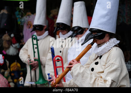 Stroud, Gloucestershire, Royaume-Uni. 09 janvier 2016. Stroud Wassail et International Festival mimée. Sur la photo, les danseurs Morris masqués et les mimes brave la pluie que le spectacle doit continuer. Credit : Gavin Crilly/Alamy Live News Banque D'Images