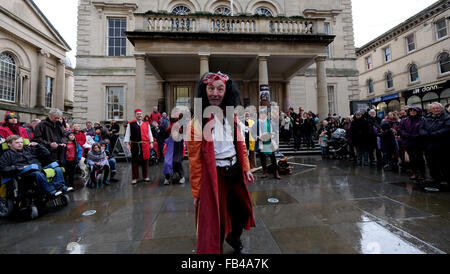 Stroud, Gloucestershire, Royaume-Uni. 09 janvier 2016. Stroud Wassail et International Festival mimée. Sur la photo, la Mummers Shrewsbury, divertir la foule à l'extérieur de l'Subrooms Stroud. Credit : Gavin Crilly/Alamy Live News Banque D'Images