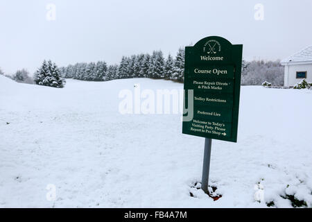 L'Écosse, au Royaume-Uni. 9 janvier, 2016. Au Royaume-Uni, le golf est considéré comme un sport d'été mais à Eastwood Golf Club près de Glasgow, en Écosse, les membres sont évidemment un tas de hardy et même les récentes fortes chutes de neige et de faibles températures de gel ne sont pas assez pour arrêter le jeu. Cependant, ils devront porter leurs clubs parce qu'il y a des restrictions de chariot ! Credit : Findlay/Alamy Live News Banque D'Images