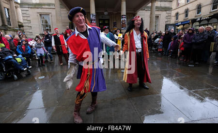 Stroud, Gloucestershire, Royaume-Uni. 09 janvier 2016. Stroud Wassail et International Festival mimée. Sur la photo, la Mummers Shrewsbury, divertir la foule à l'extérieur de l'Subrooms Stroud. Credit : Gavin Crilly/Alamy Live News Banque D'Images