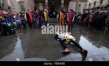 Stroud, Gloucestershire, Royaume-Uni. 09 janvier 2016. Stroud Wassail et International Festival mimée. Sur la photo, la Mummers Shrewsbury, divertir la foule à l'extérieur de l'Subrooms Stroud. Credit : Gavin Crilly/Alamy Live News Banque D'Images