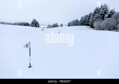 L'Écosse, au Royaume-Uni. 9 janvier, 2016. Au Royaume-Uni, le golf est considéré comme un sport d'été mais à Eastwood Golf Club près de Glasgow, en Écosse, les membres sont évidemment un tas de hardy et même les récentes fortes chutes de neige et de faibles températures de gel ne sont pas assez pour arrêter le jeu. Cependant, ils devront porter leurs clubs parce qu'il y a des restrictions de chariot ! Credit : Findlay/Alamy Live News Banque D'Images