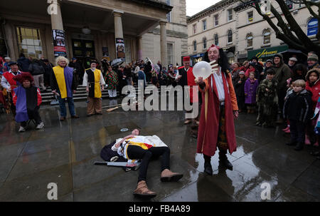 Stroud, Gloucestershire, Royaume-Uni. 09 janvier 2016. Stroud Wassail et International Festival mimée. Sur la photo, la Mummers Shrewsbury, divertir la foule à l'extérieur de l'Subrooms Stroud. Credit : Gavin Crilly/Alamy Live News Banque D'Images